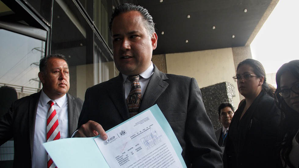 Santiago Nieto presenta denuncia por presunta campaña negra contra AMLO