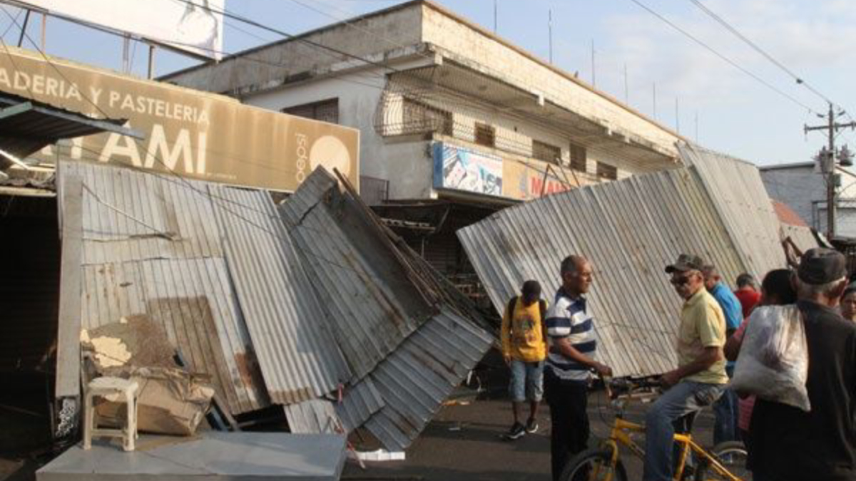 Saquean comercios en Venezuela por apagón