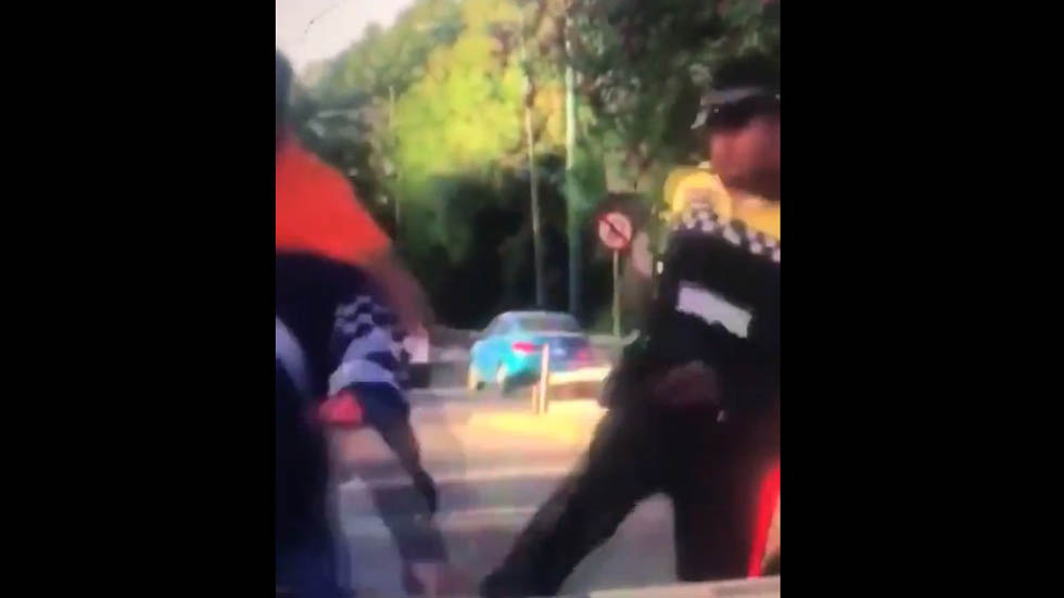 #Video Policías de Tránsito CDMX pelean a golpes con conductor - segundo-oficial-pateando-al-hombre-para-defender-a-su-companero