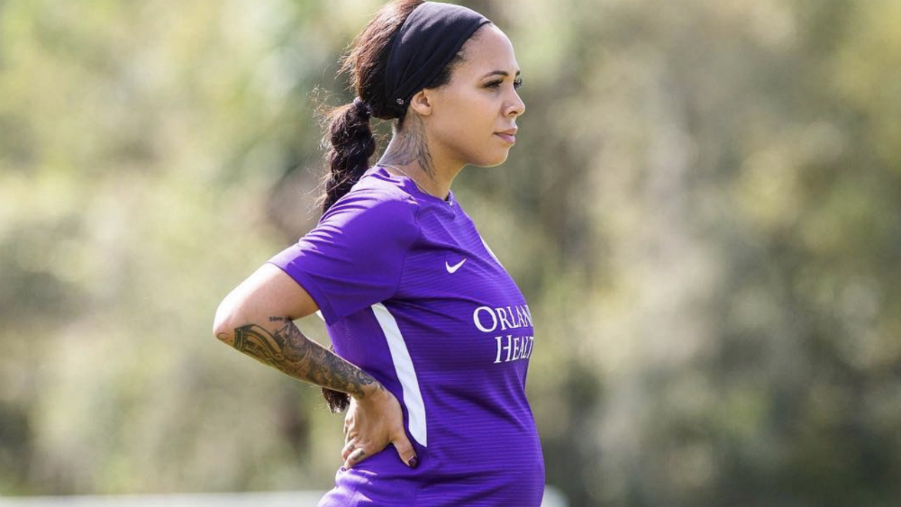 Futbolista estadounidense entrena con embarazo de 5 meses