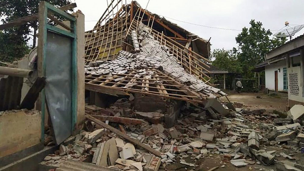 Suman tres muertos por sismo en Indonesia