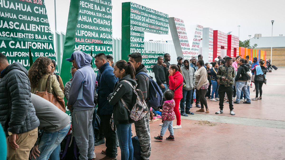 Juez analiza bloquear envío de solicitantes de asilo a México