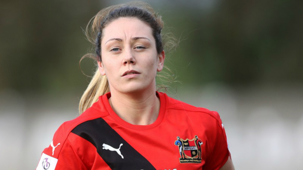 Futbolista inglesa anuncia que se retira tras ser sancionada por insultos racistas