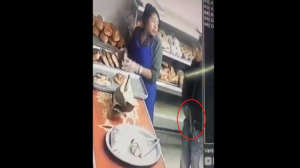 #Video 'Clientes' asaltan en panadería de Coacalco - sujeto-con-pistola