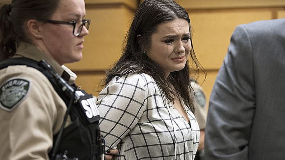 #Video Joven narra entre lágrimas cómo su amiga la empujó de puente - taylor-smith-siendo-sacada-de-la-sala-esposada