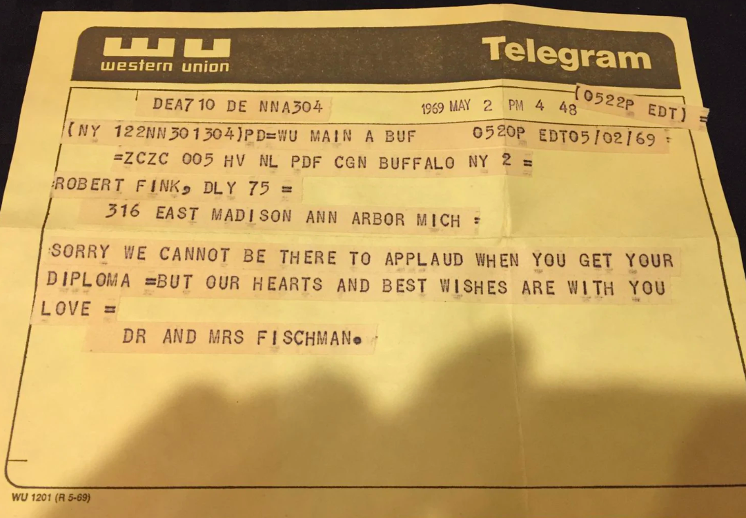 Hombre recibe telegrama que le fue enviado en 1969 por su graduación