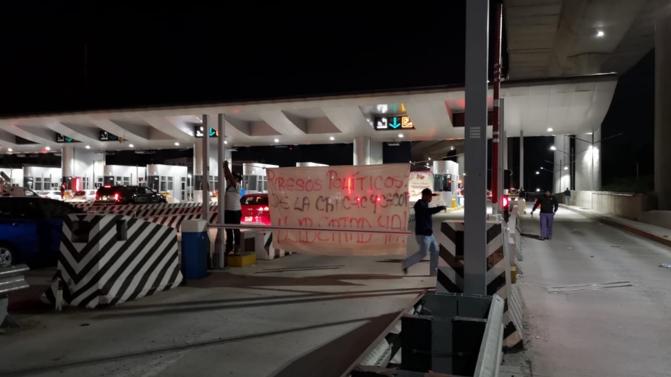 Continúa tomada caseta de autopista México-Cuernavaca