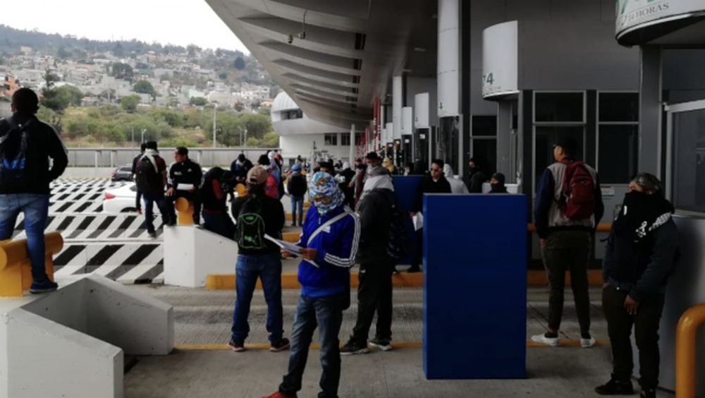 Presuntos normalistas toman caseta en la autopista México-Cuernavaca