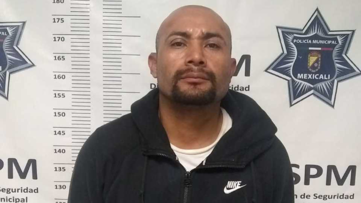 #Video Traficante de personas corta malla del muro fronterizo