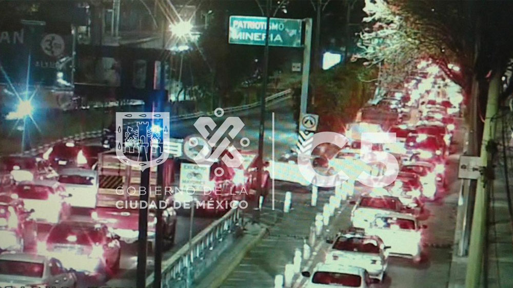 Tráiler provoca cierre de carriles centrales en Viaducto