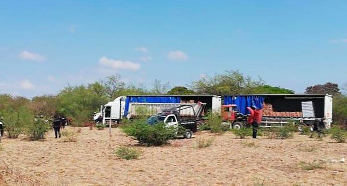 Saquean tráiler de doble remolque que transportaba cerveza en Oaxaca