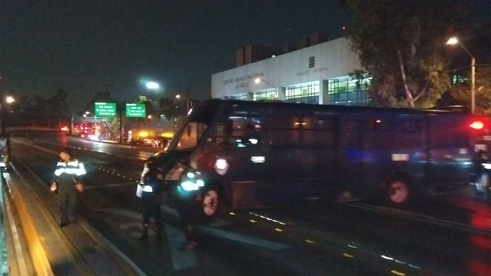 Tráiler volcado deja sin servicio 6 estaciones de Línea 3 del Metrobús