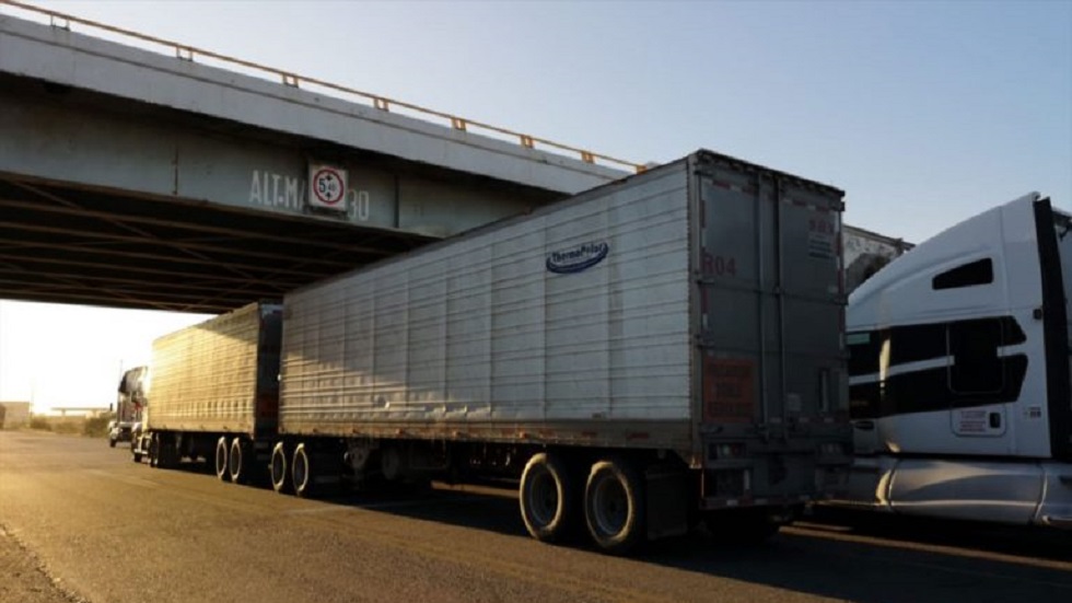 Tráileres quedan varados en carreteras de La Ventosa por fuertes vientos