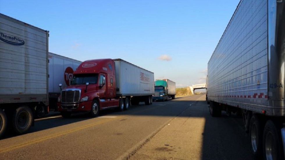 Tráileres quedan varados en carreteras de La Ventosa por fuertes vientos - traileres-estacionados-en-la-ventosa