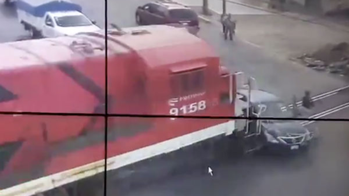 #Video Tren impacta vehículo en Valle de Chalco