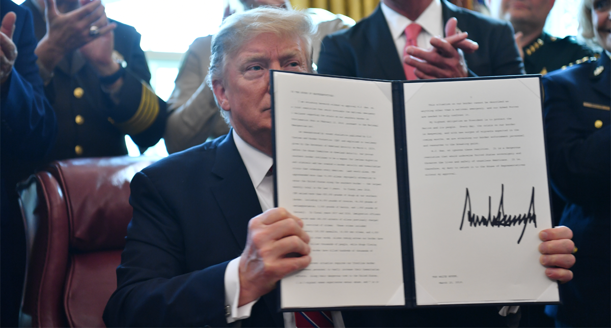 Trump firma veto para financiar el muro con México
