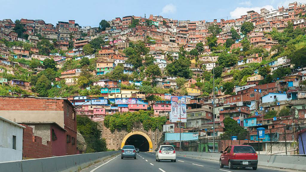 Las 10 ciudades más caras y las más baratas del mundo - tunel-el-paraiso-de-la-autopista-francisco-fajardo-de-caracas