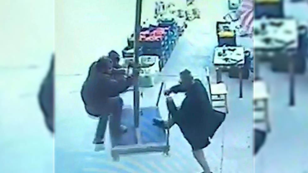 #Video Viento en Turquía saca volando a hombre aferrado a una sombrilla