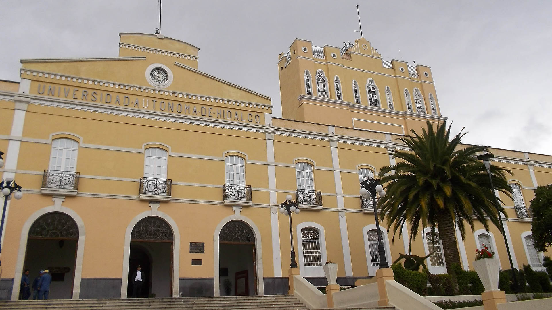 Amparan a presidente del patronato de la UAEH contra detención - uaeh-1