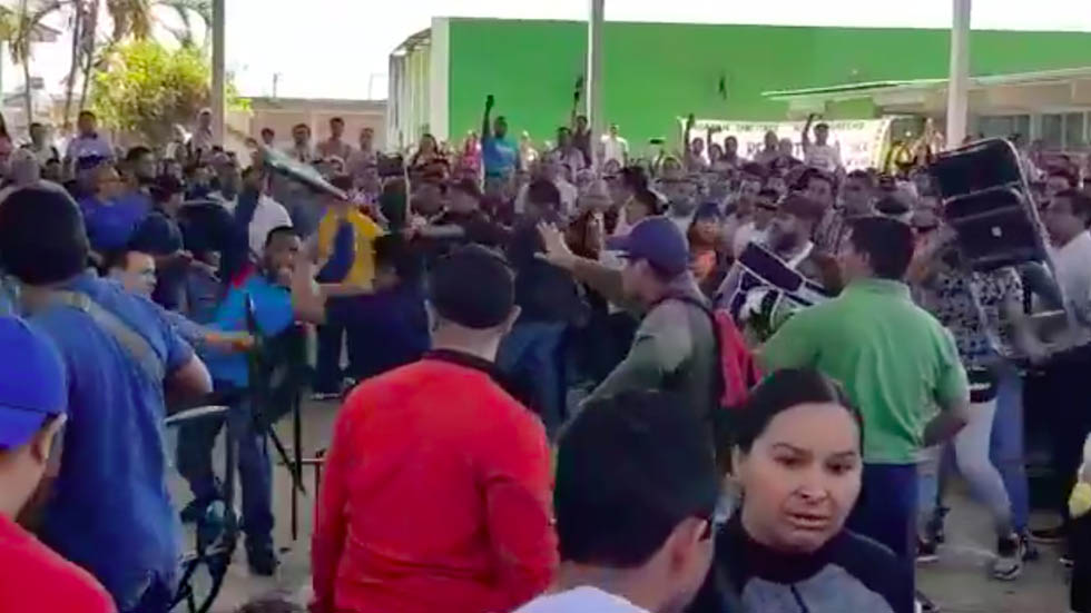 #Video Riña entre miembros de la CNTE en Uruapan