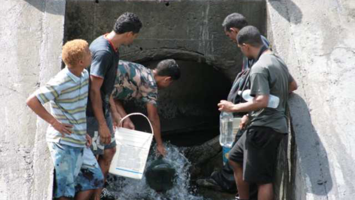 #Video Habitantes de Caracas recurren a aguas negras por apagón