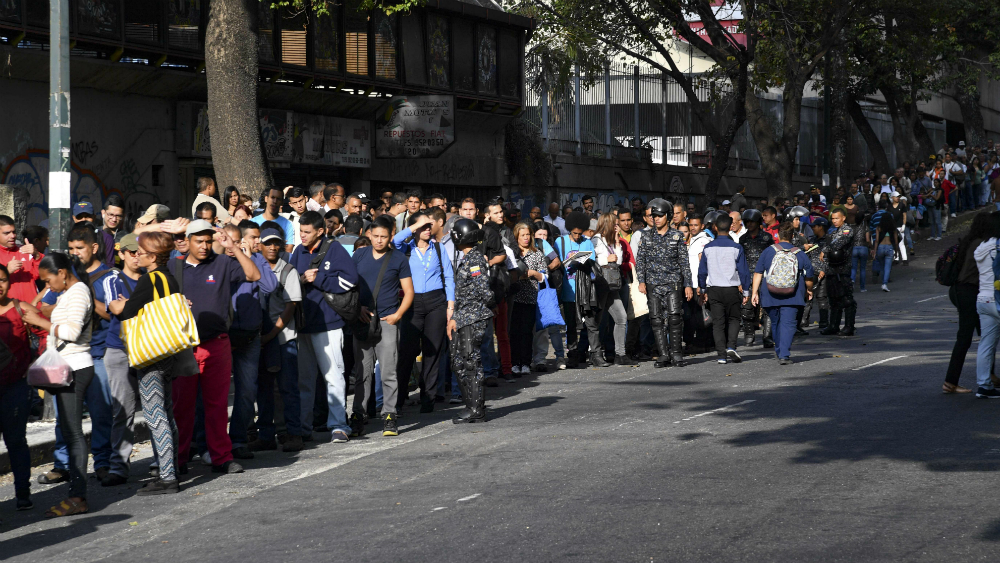 Venezuela reanuda labores en profunda crisis tras apagón