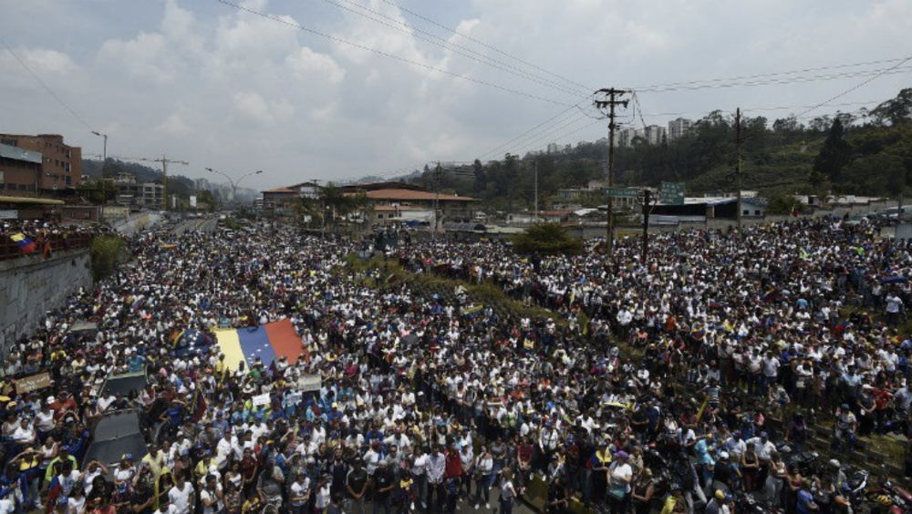 Gobierno y oposición a las calles en una Venezuela sitiada por apagones