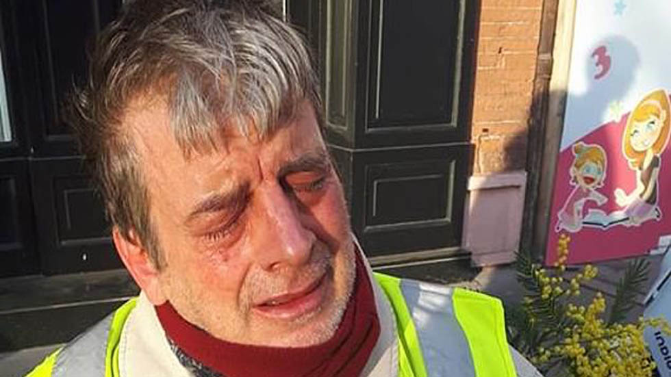 #Video Policía francés rocía gas pimienta a hombre en silla de ruedas - victima-con-los-ojos-enrojecidos