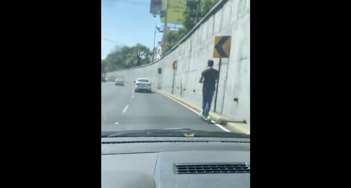 #Video Usuario de patín eléctrico en carriles centrales de Viaducto
