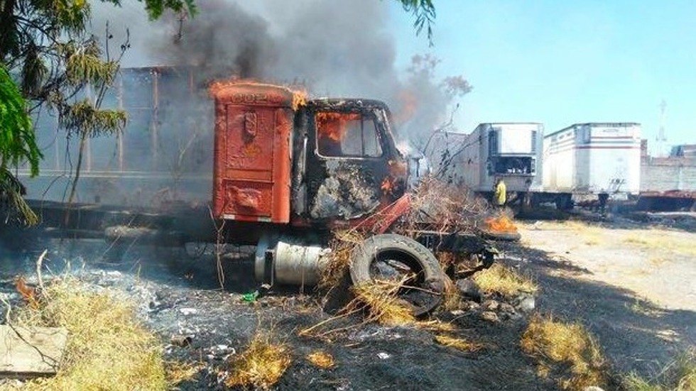 Segundo día de quema de vehículos y bloqueos en Guanajuato