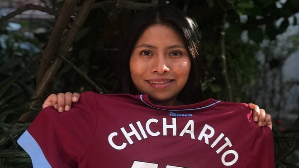 Yalitza agradece a Chicharito por donar playeras autografiadas