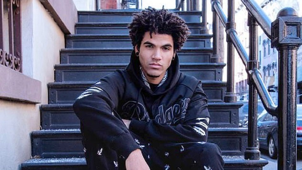 #Video Policías amagan a joven cuando recogía basura en su patio - zayd-atkinson