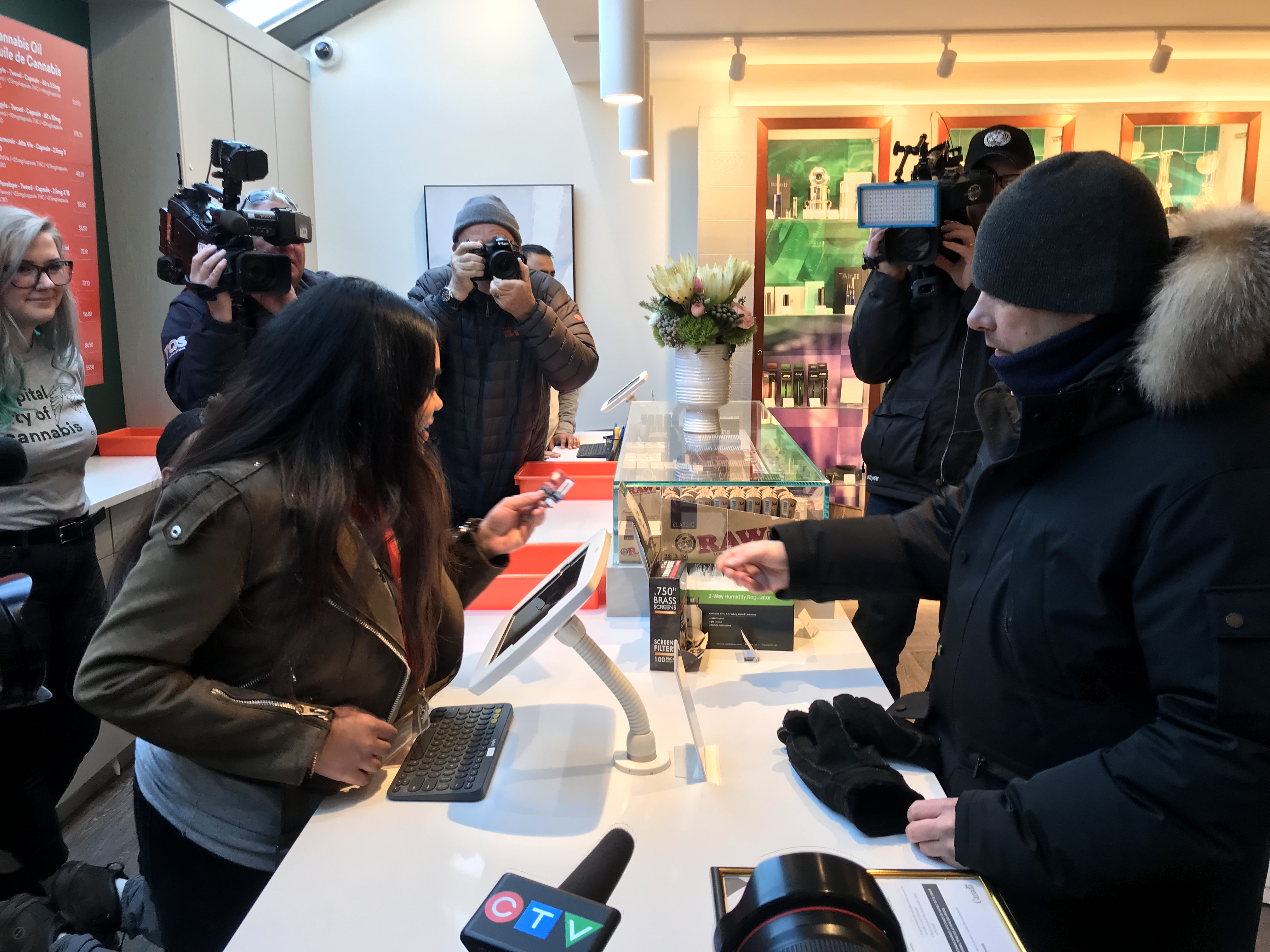 Abren tiendas minoristas de cannabis en Ontario - 000-1fa6x6