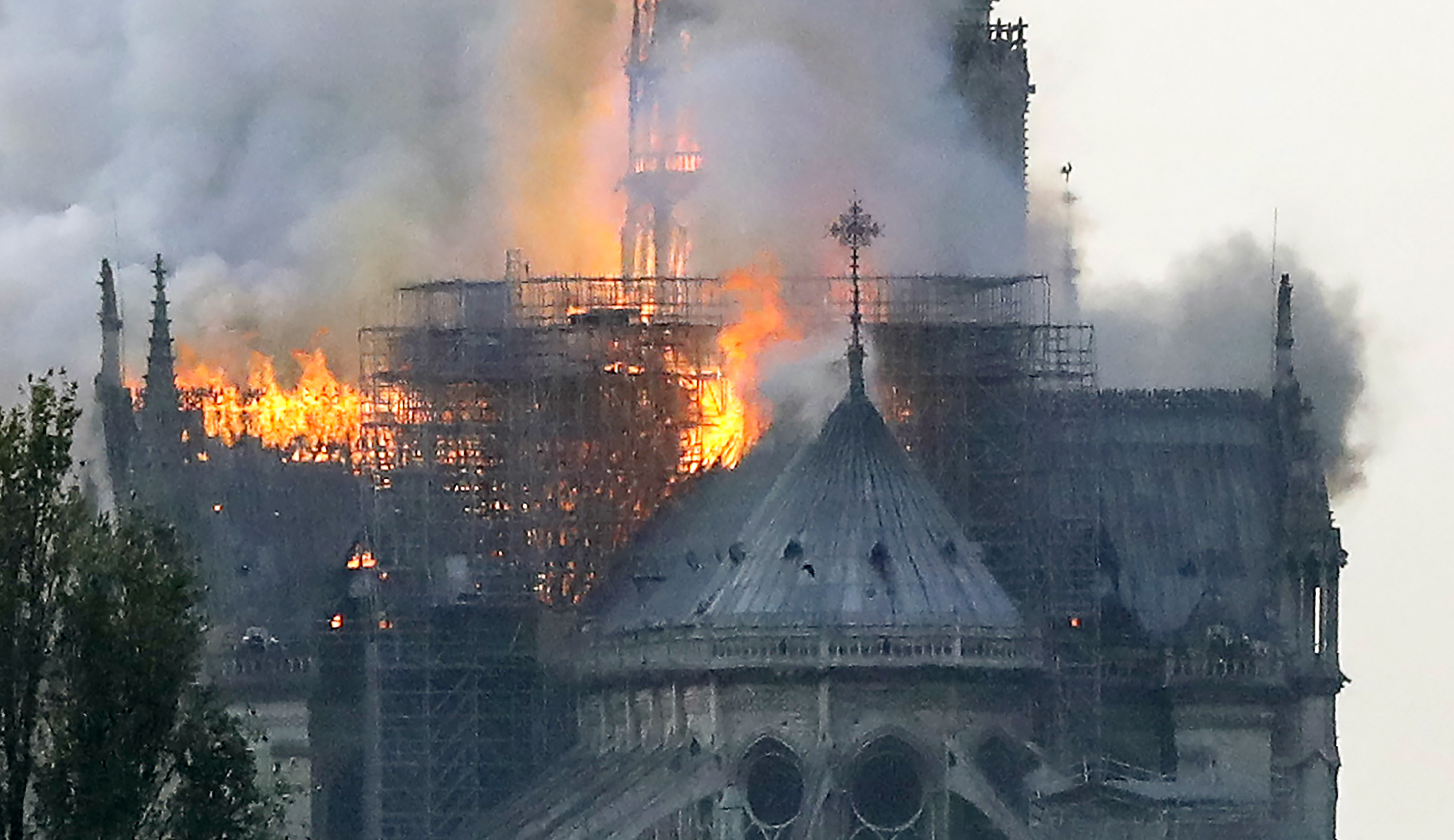 Se incendia la Catedral de Notre Dame en París (En vivo)