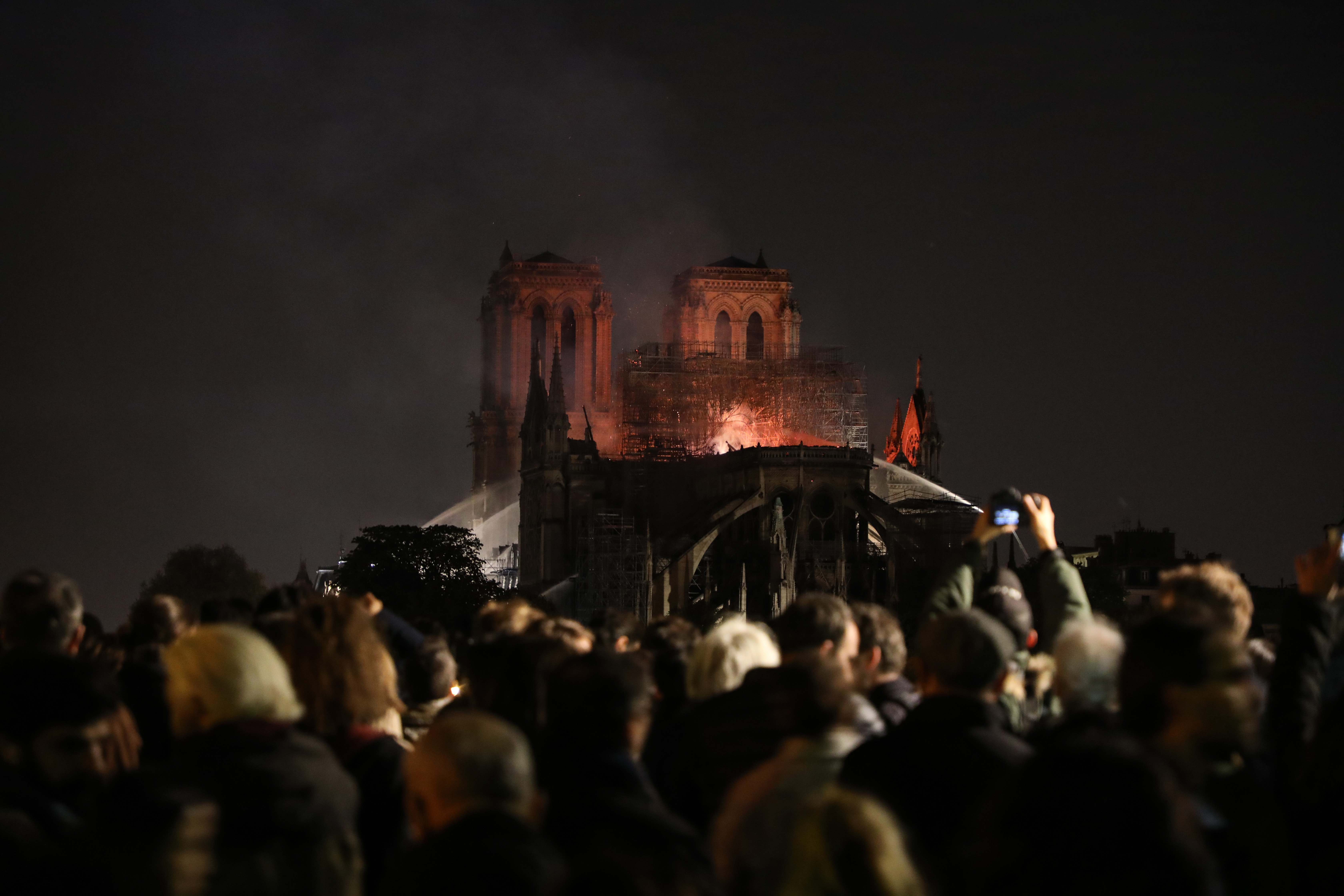 Cantos y oraciones en París por incendio en Notre Dame