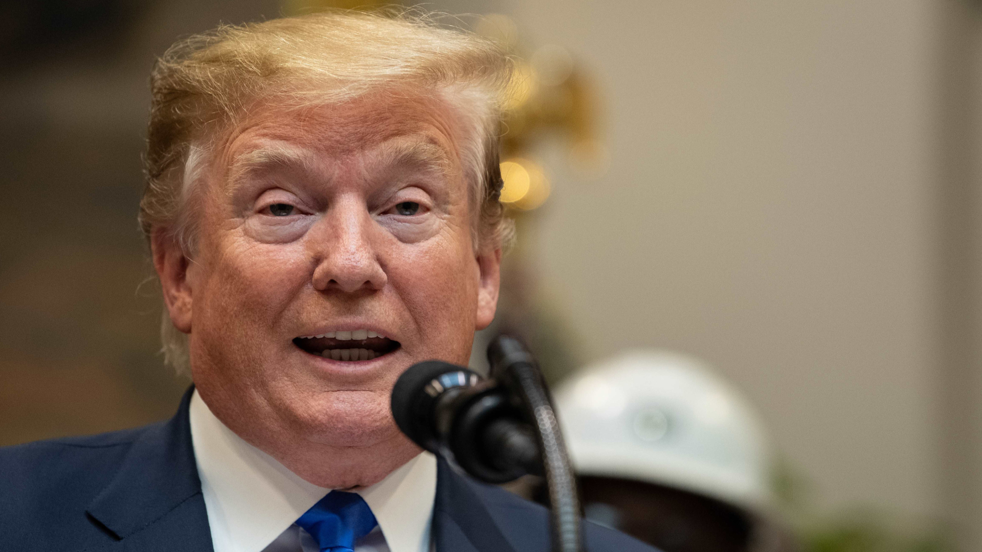 Trump ofrece sus condolencias al papa por incendio de Notre-Dame