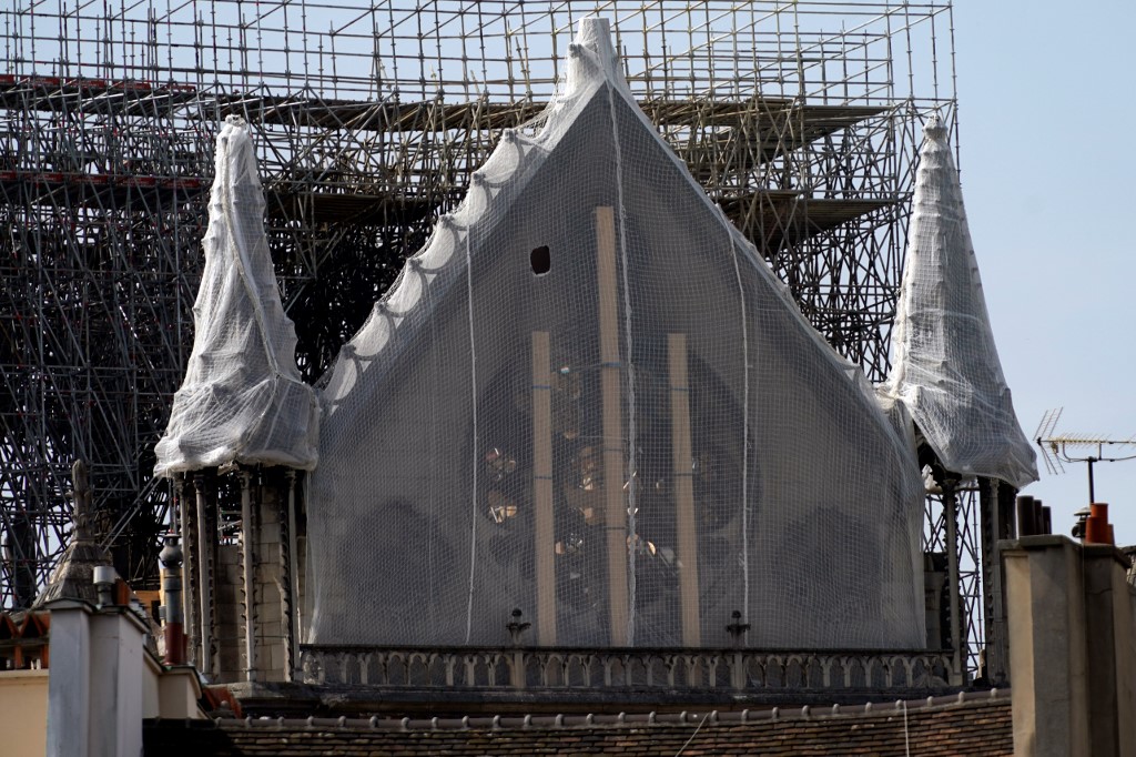 Inician obras para proteger de lluvia a Notre-Dame - 000-1fu4b0