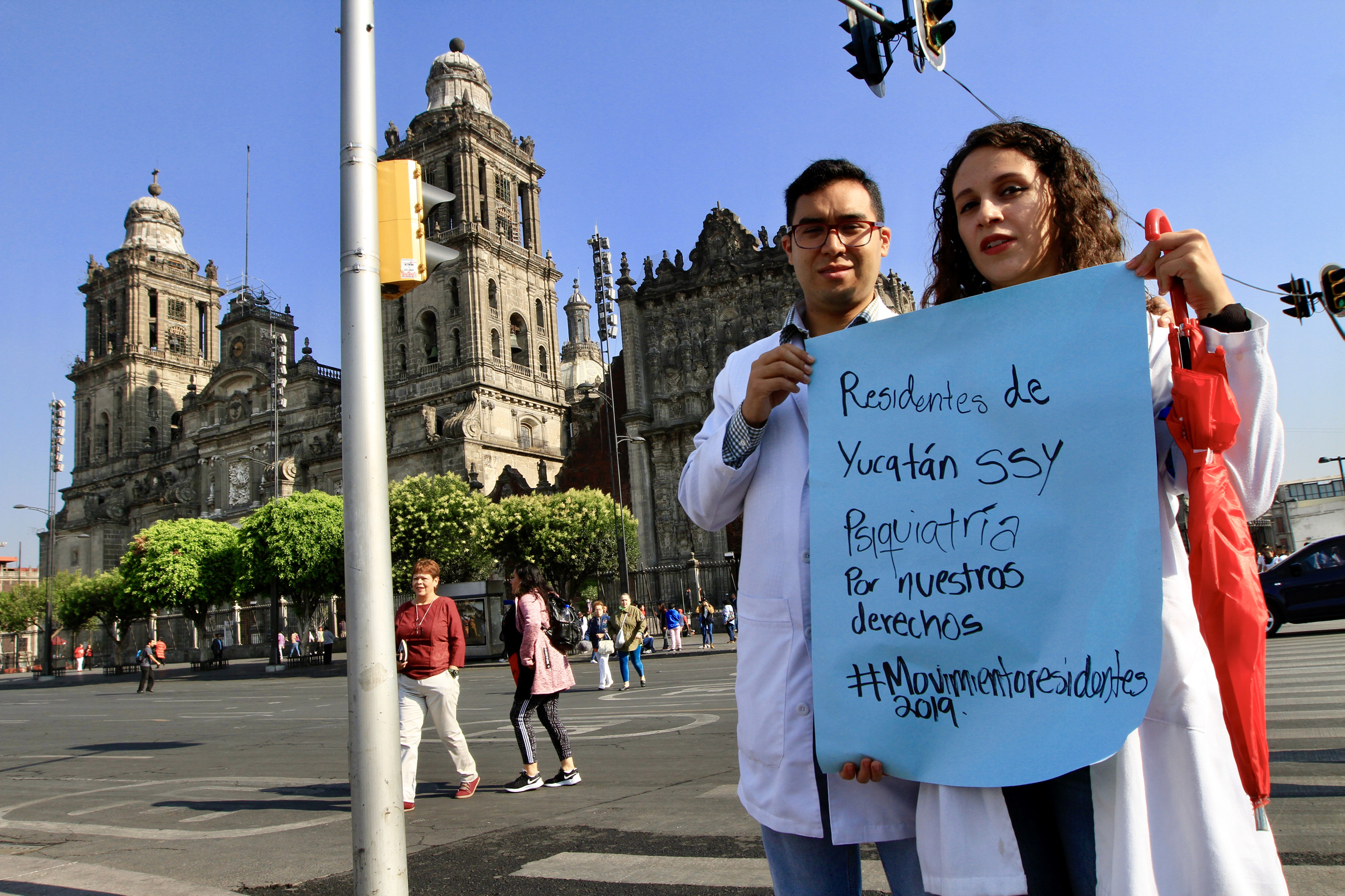 Marchan médicos resientes del Hospital General de México - 90409030