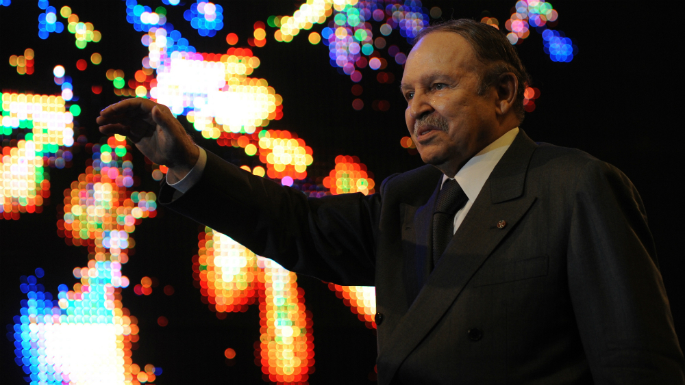 Presidente de Argelia renuncia presionado por la calle y el ejército