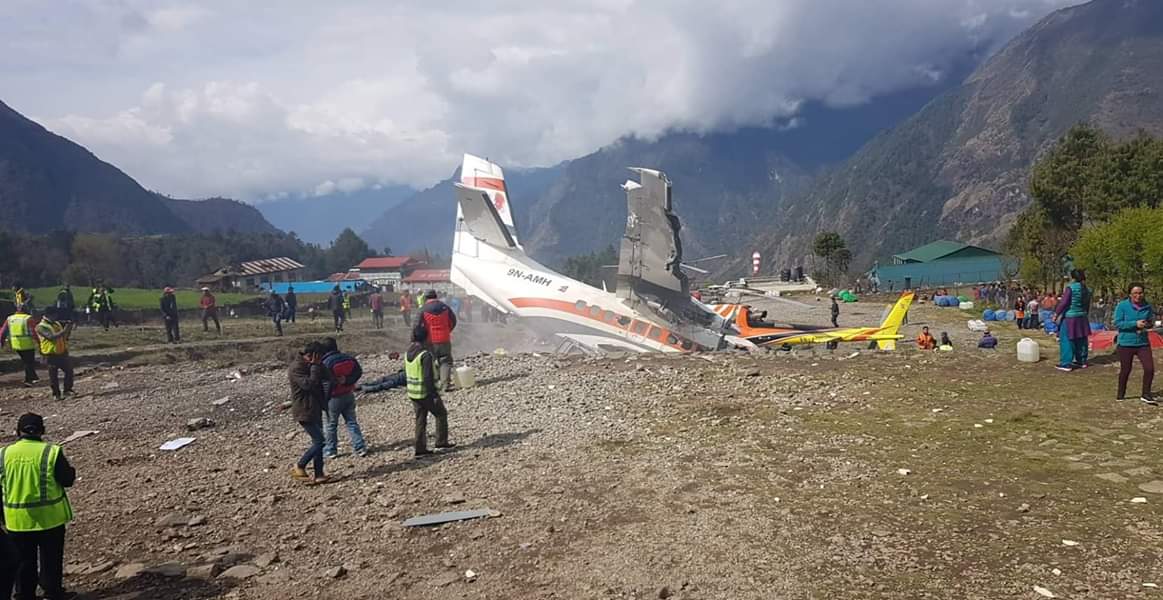 Mueren tres personas al chocar avión contra helicópteros en el Everest - accidente-avion-everest-2