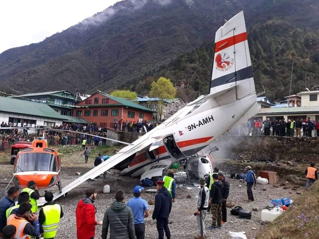 Mueren tres personas al chocar avión contra helicópteros en el Everest - accidente-avion-everest