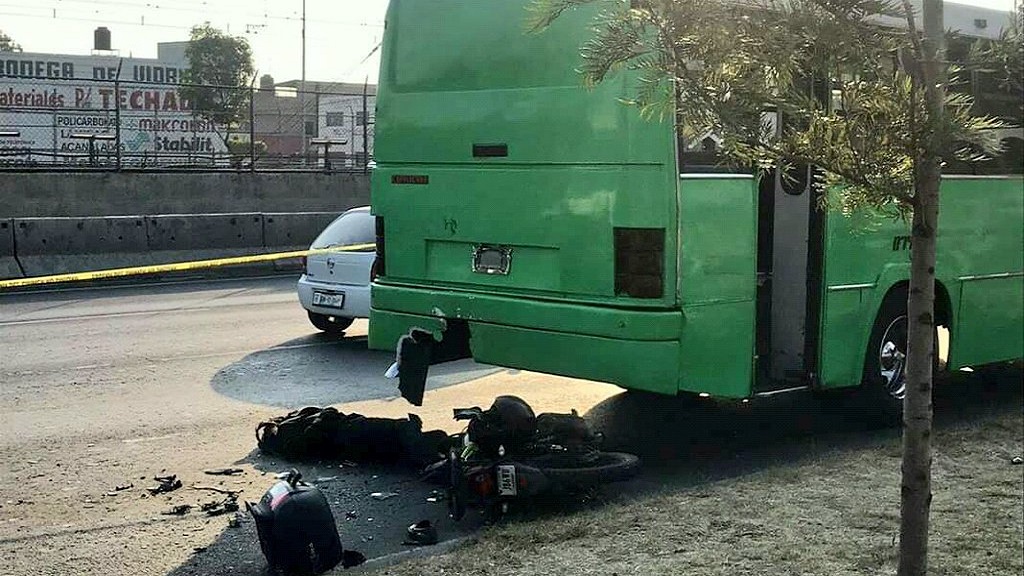 Motociclista muere al estrellarse contra microbús sobre Calzada Zaragoza - accidente-sobre-calzada-i-zaragoza