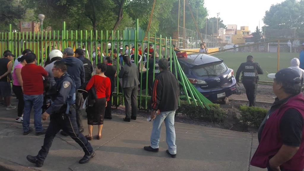 Automovilista ebrio atropella a tres en Calzada Taxqueña Automovilista ebrio atropella a tres en Calzada Taxqueña