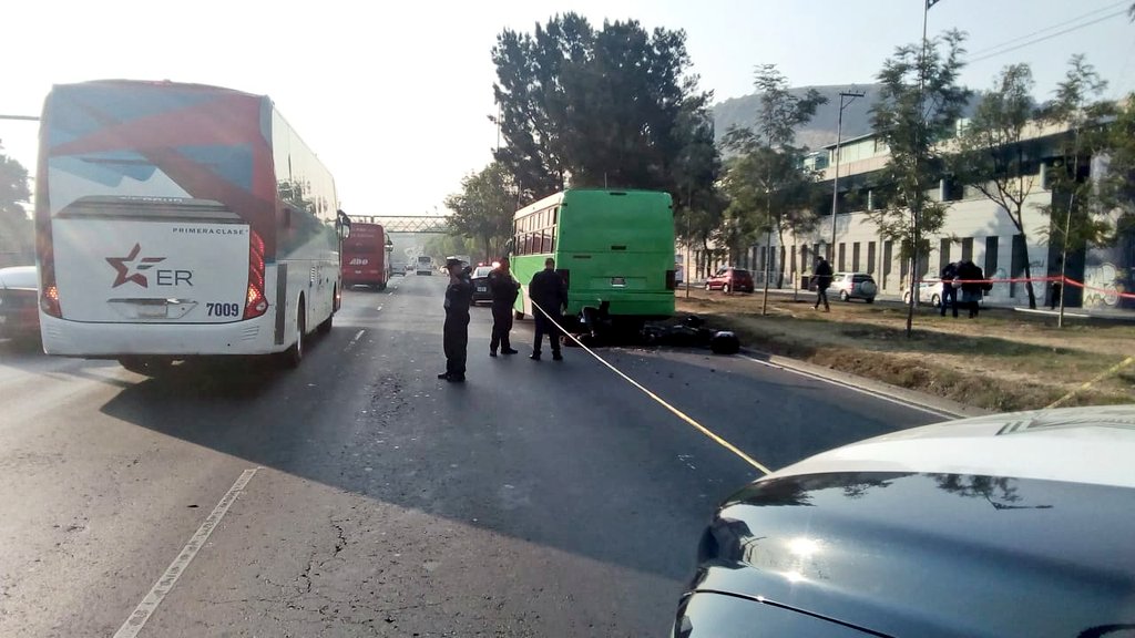 Motociclista muere al estrellarse contra microbús sobre Calzada Zaragoza