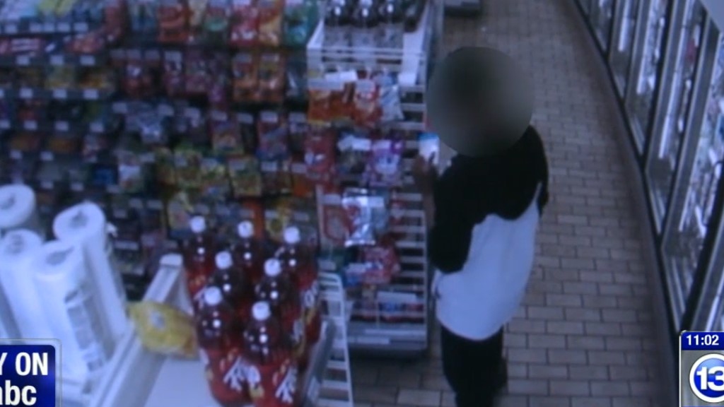 #Video Sorprende a joven robando y lo ayuda con comida