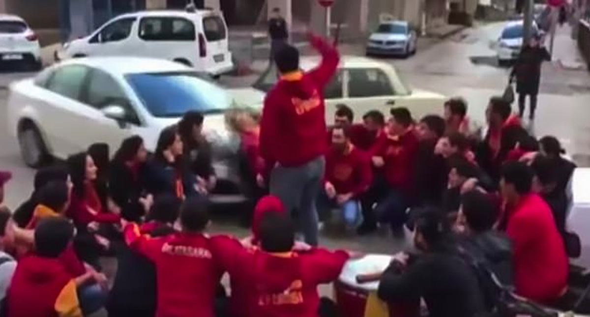 #Video Conductor atropella a porra del Galatasaray