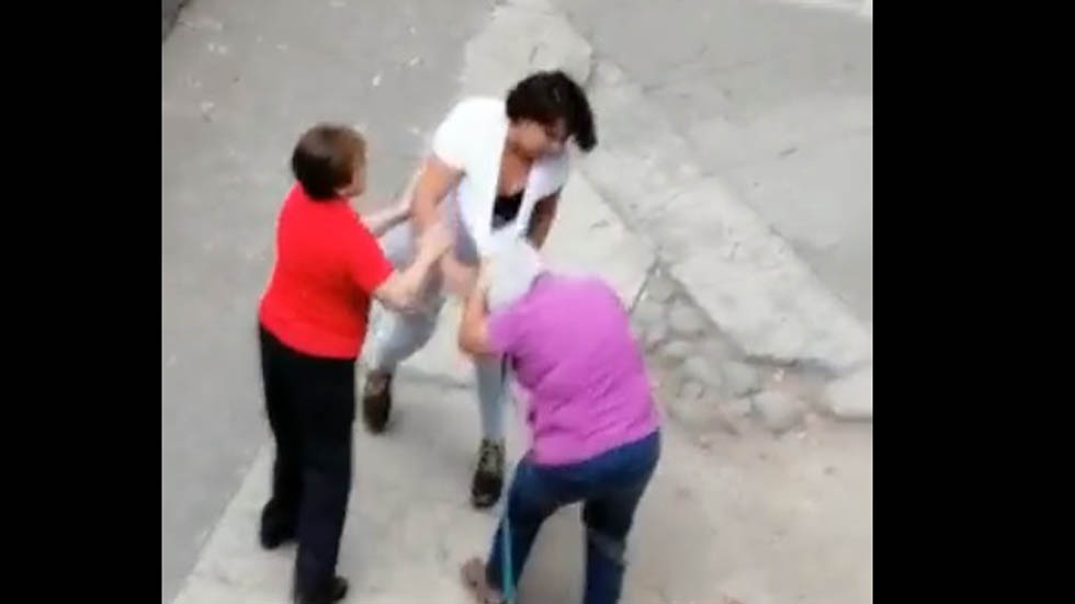 #Video Joven golpea a adulta mayor en Tlatelolco - agresion-a-anciana