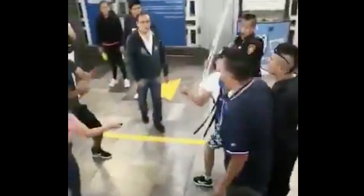 #Video Comerciantes agreden a pareja en Metro General Anaya