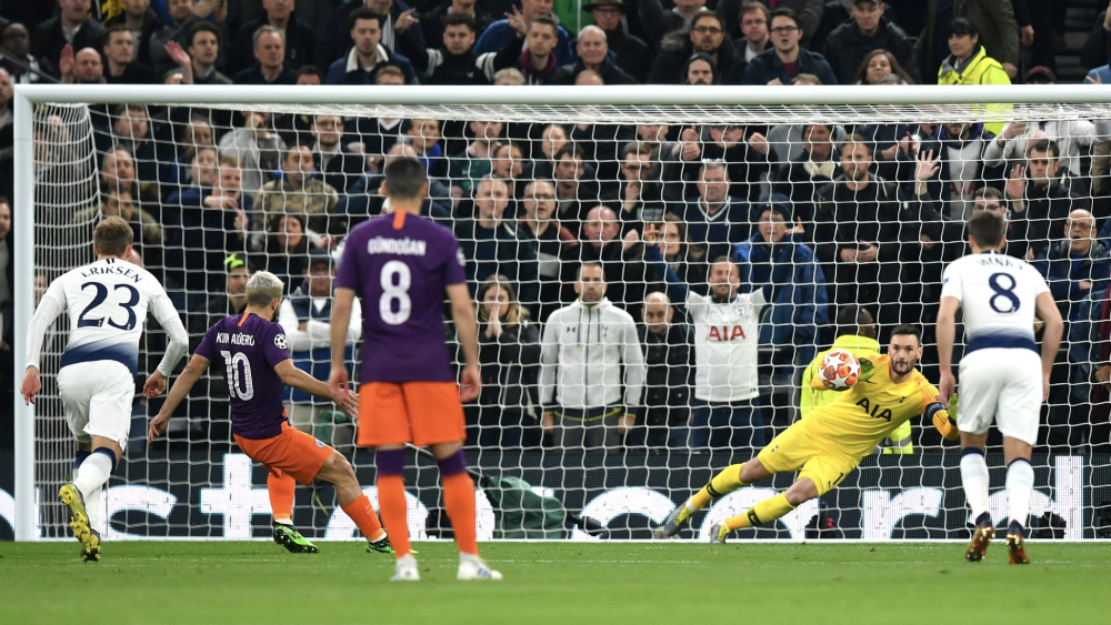 Agüero malgasta un penal y el Tottenham da la primera estocada al City - aguero-penal-lloris