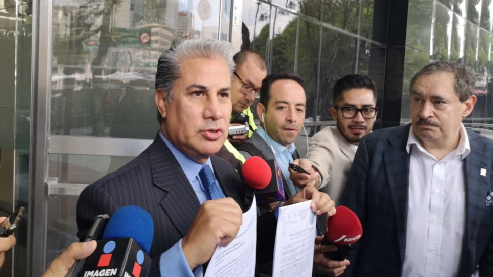 Alejandro Rojas denuncia a Miguel Barbosa ante la FGR